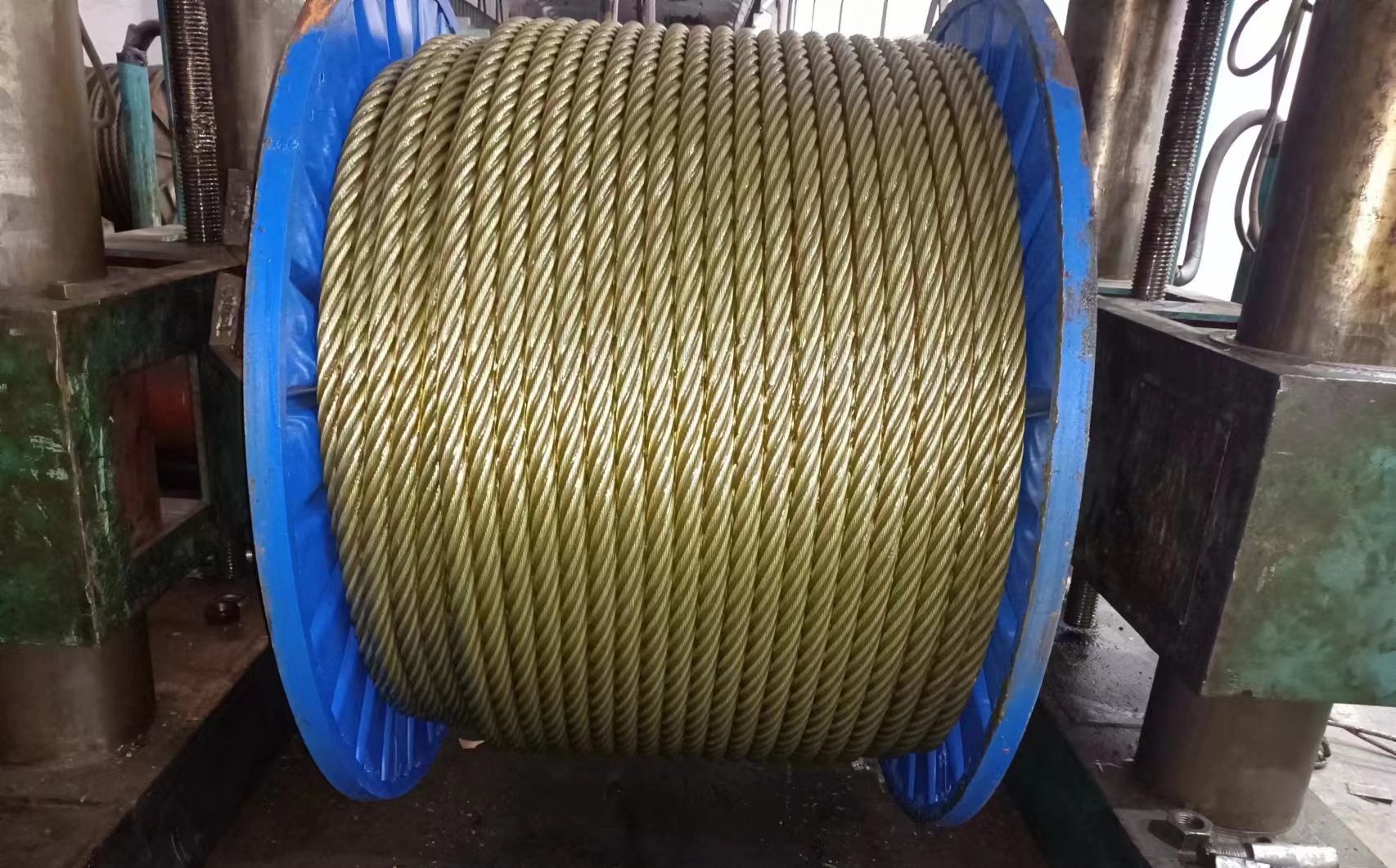 Pengantar kabel tambatan kapal