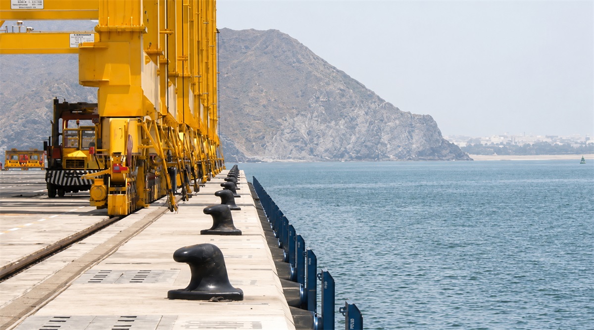 Apa Perbedaan Antara Marine Bollard dan Bitts?